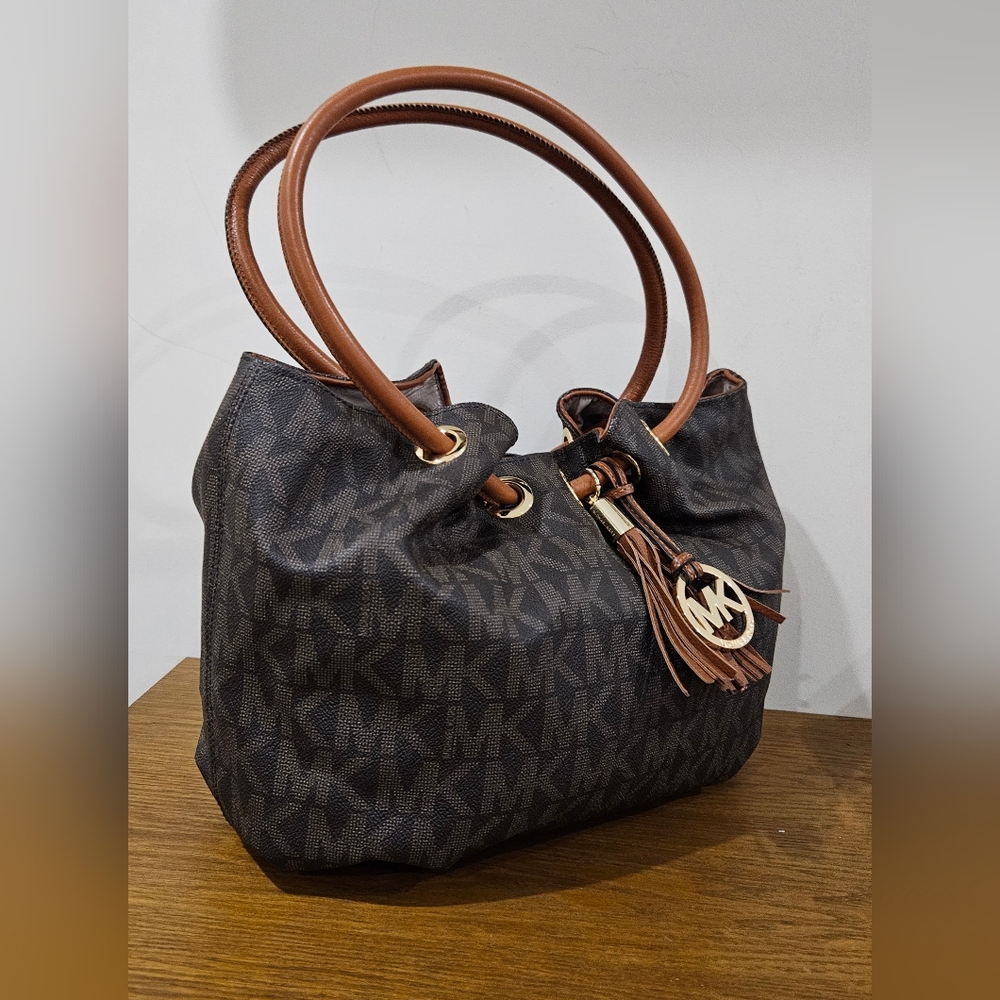Like New!Michael Kors Signature Leather Brown tan Tote bag